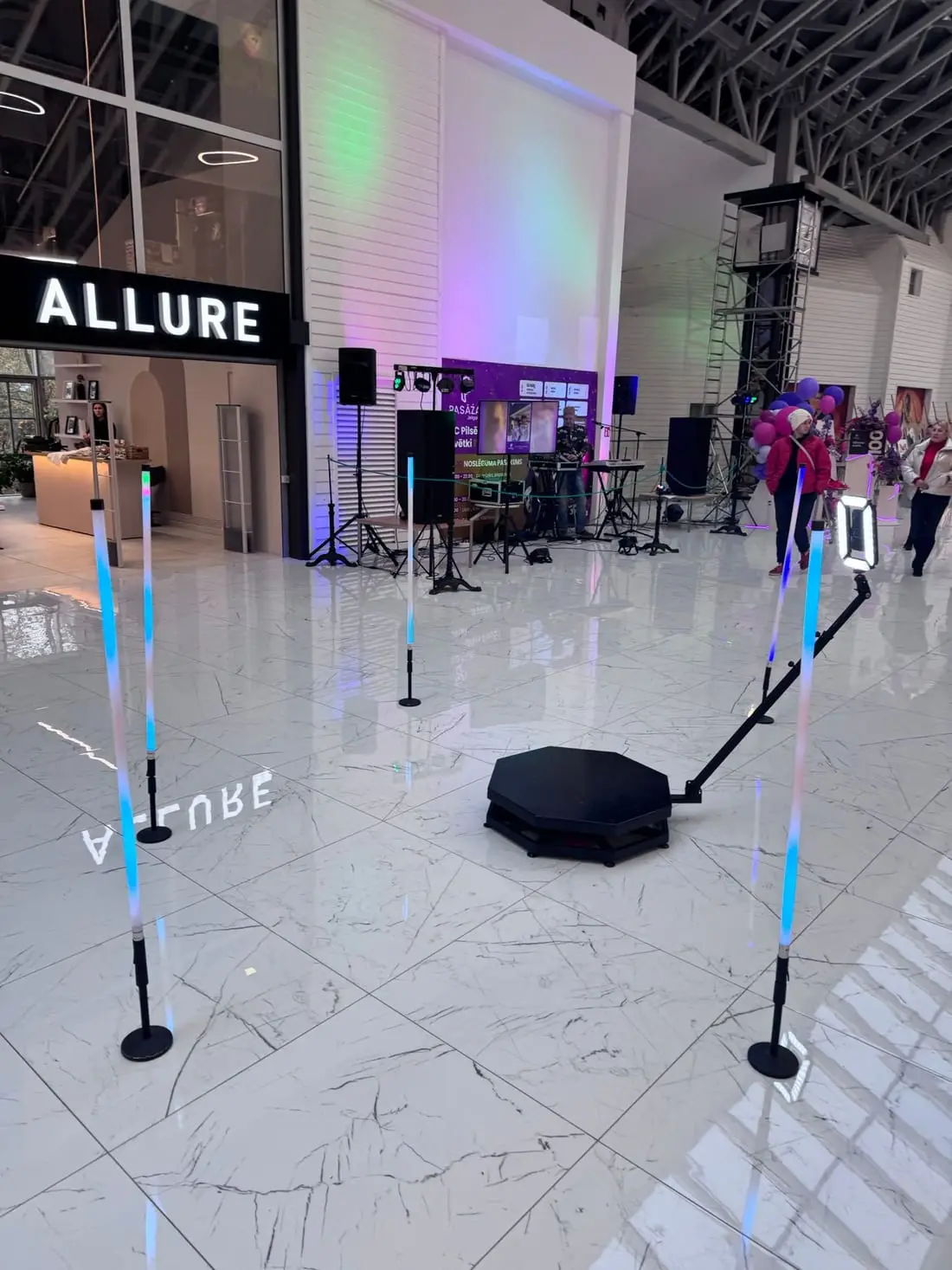 360 video spineris ar LED gaismas stabiem tirdzniecības centra Pasāža pilsētas svētkos Jelgavā