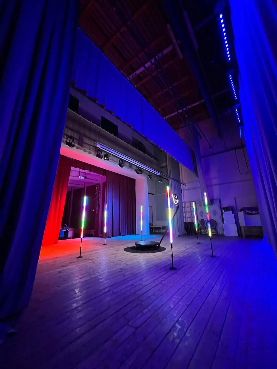 360 video spineris ar krāsainiem LED gaismas stabiem uz kultūras nama skatuves