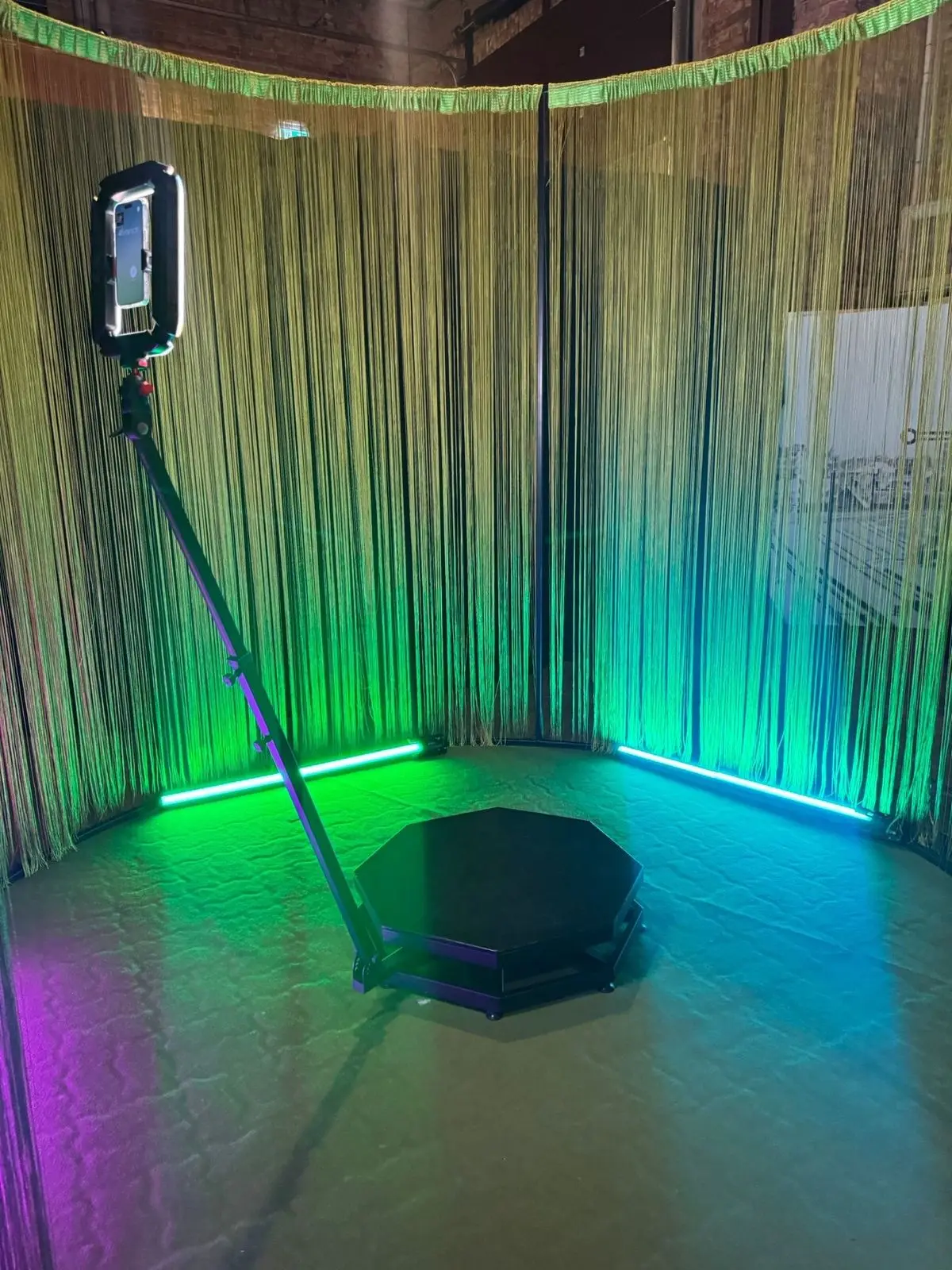 360 video spineris ar diegu aizkaru fonu un zaļām LED gaismām