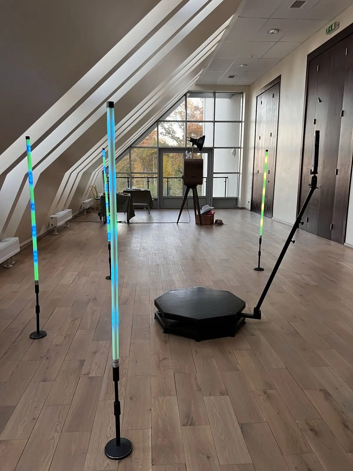 360 video spineris priekšplānā un foto kaste zāles otrā galā