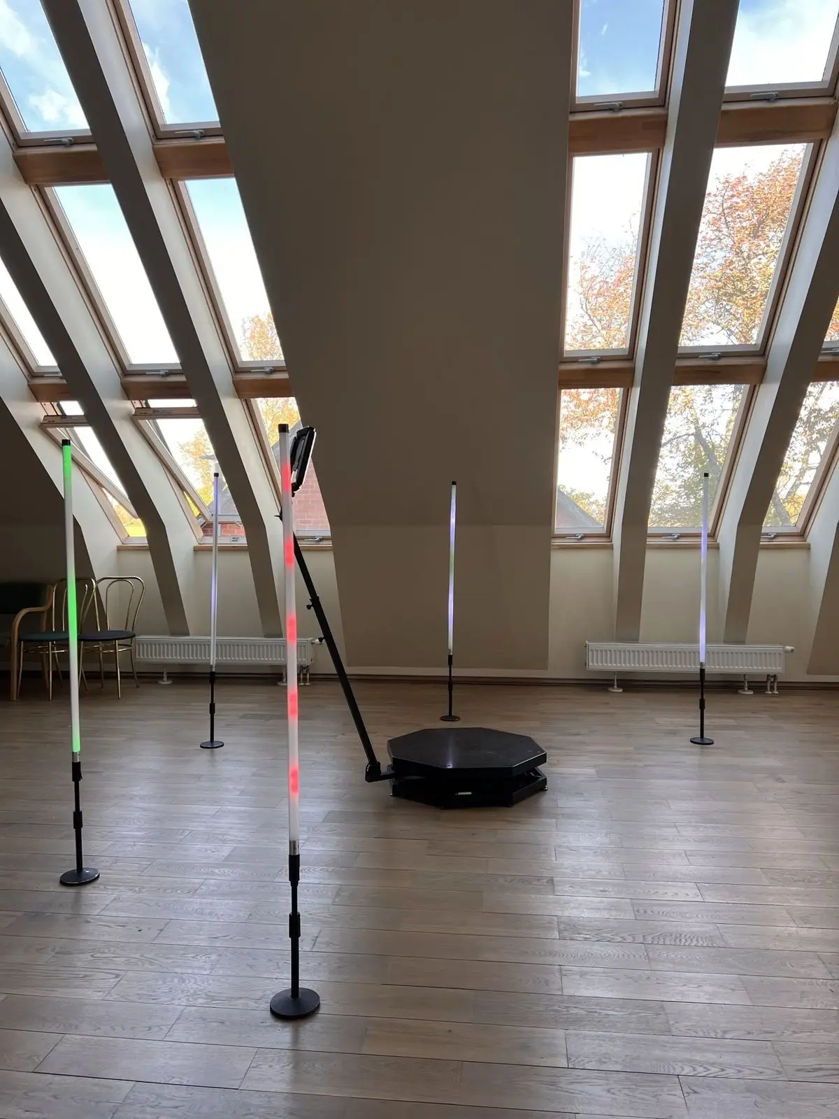 360 video spineris ar LED stabiem zālē ar jumta logiem