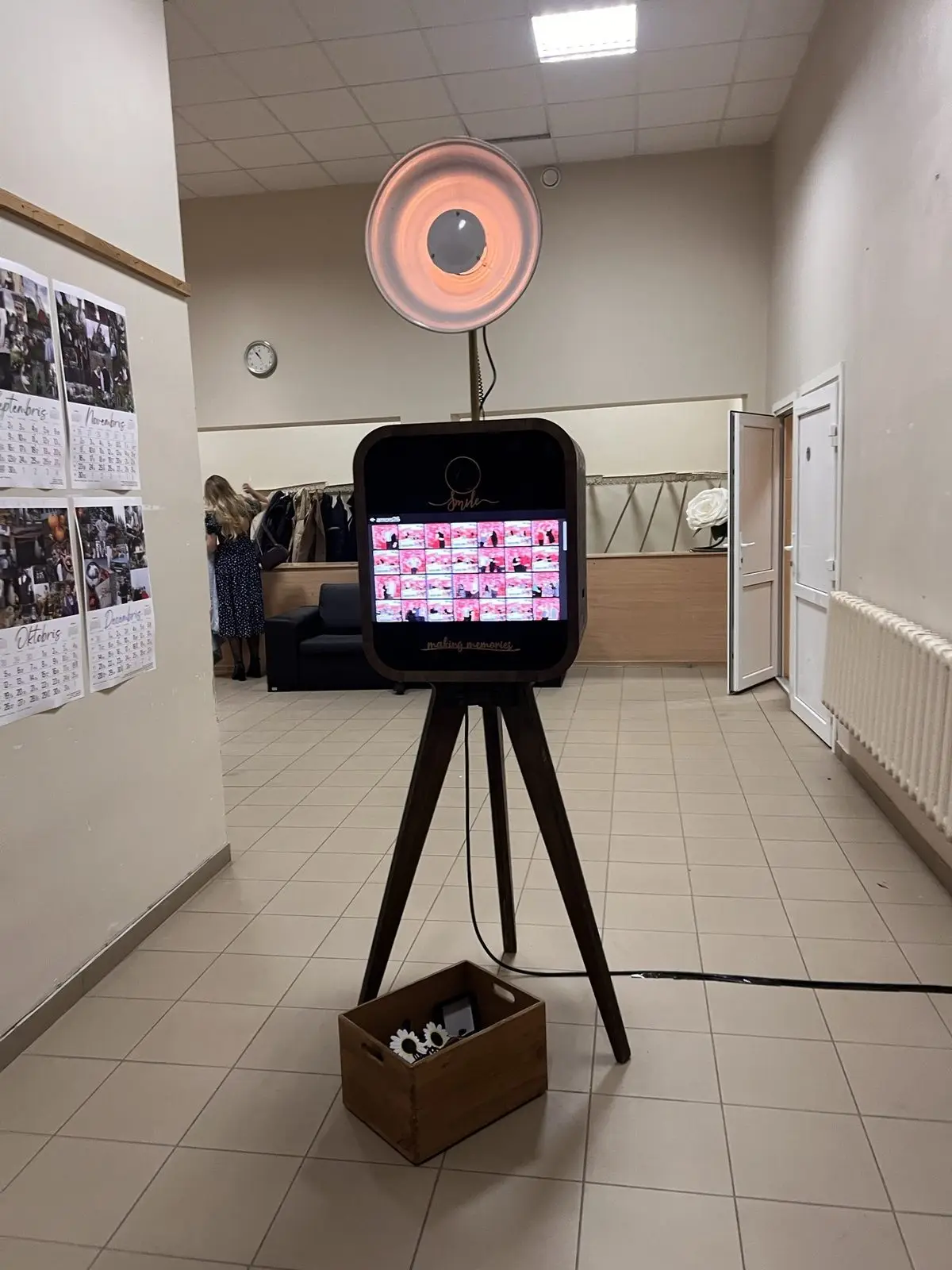 Foto kaste ar bilžu galeriju ekrānā kultūras nama foajē