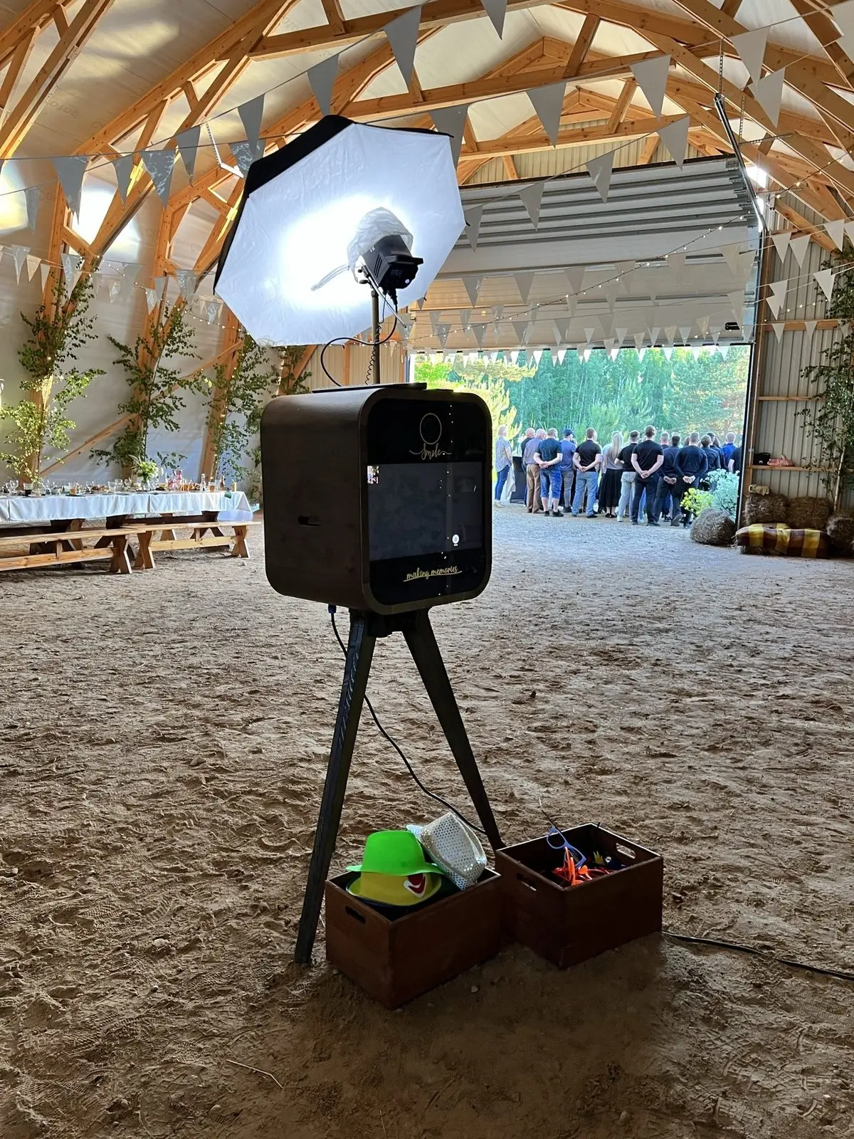 Foto kaste ar zibspuldzi un rekvizītu kastēm lielā koka angārā ar karodziņu virtenēm