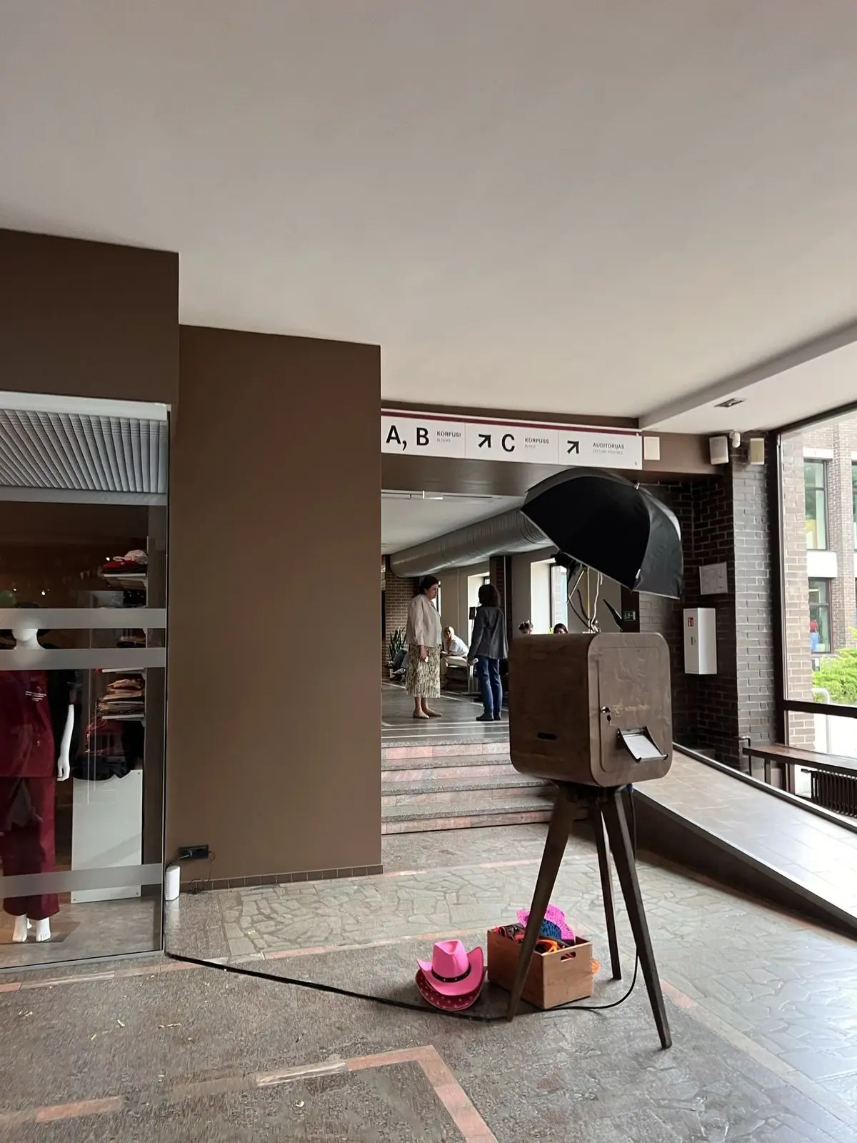 Foto kaste ar rekvizītiem ēkas vestibilā pie ieejas