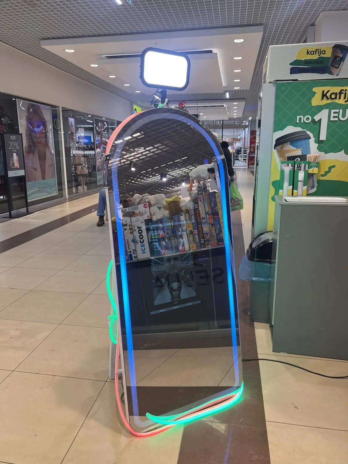Foto spogulis ar neona rāmi tirdzniecības centra pasākumā
