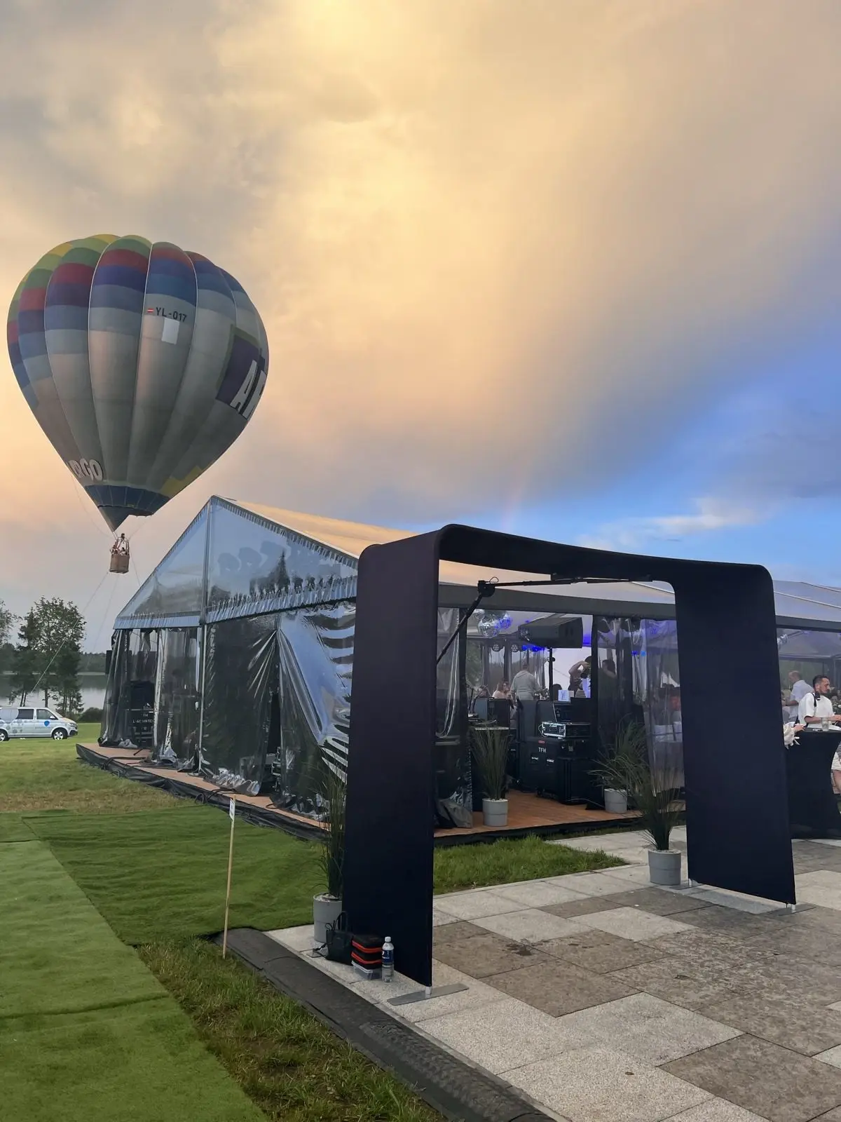 TOP 360 video spinera arka zālienā pie svētku telts, debesīs gaisa balons